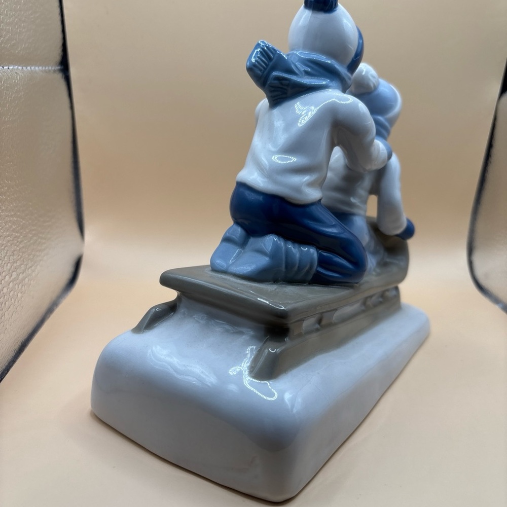 Porcelain Sledding Figurine - Blue and White home decoration made in Mexico ❄️ - Picture 6 of 12